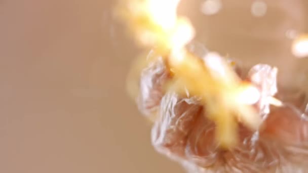 Ich füge dem Hot Dog Käse hinzu. Boden filmt durch das Glas. 4k-Video — Stockvideo