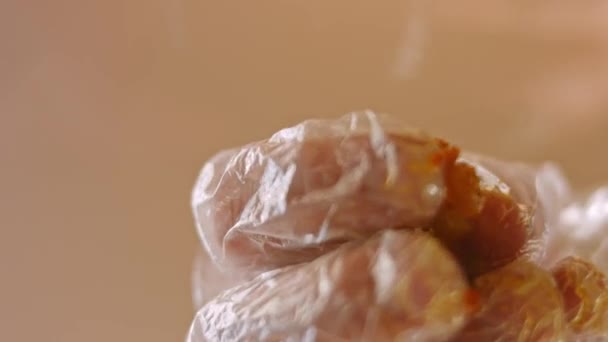 Dodaję smażone mięso do hot-doga. Spód filmuje przez szybę. 4k wideo — Wideo stockowe