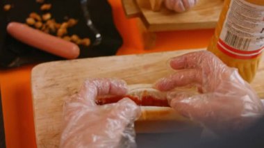 Karşı konulmaz acılı sosisli sandviçler. 4k video