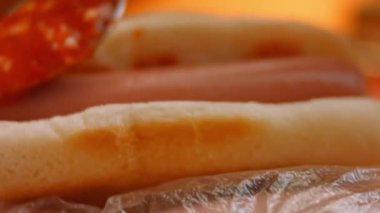 Karşı konulmaz acılı sosisli sandviçler. 4k video