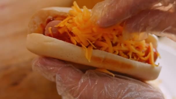 Aggiungo formaggio all'hot dog. 4k video — Video Stock