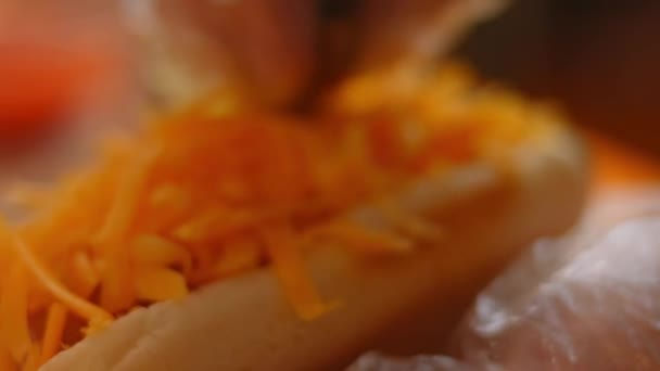 Dodaję smażone mięso do hot-doga. 4k wideo — Wideo stockowe