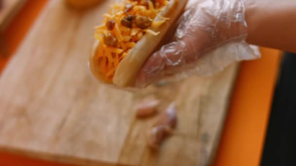 Hot Dogs au fromage chili irrésistible. Vidéo 4k — Video