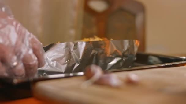 Verpakking in aluminiumfolie chili kaas Hot Dogs. 4k video — Stockvideo