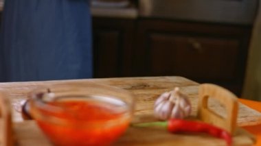 Acılı peynirli sosisli sandviç pişiriyorum. 4k video