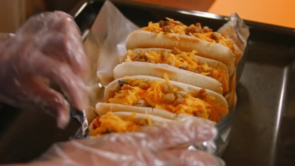 Envelopper dans une feuille d'aluminium chili fromage Hot Dogs. Vidéo 4k — Video