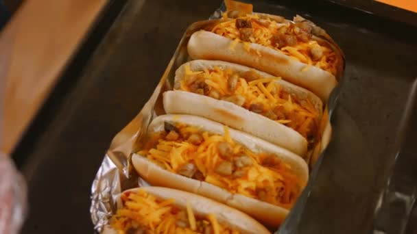 In Alufolie wickeln Chili-Käse-Hot-Dogs. 4k-Video — Stockvideo
