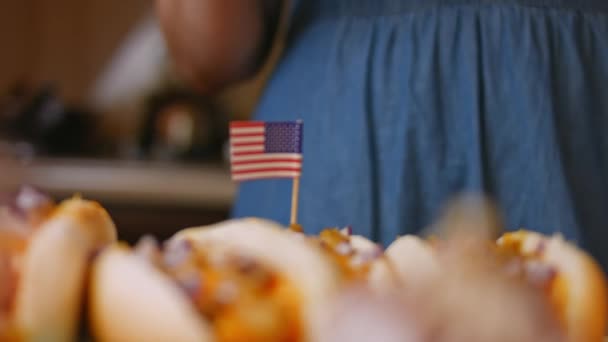 我把美国国旗辣椒奶酪热狗。4k视频 — 图库视频影像