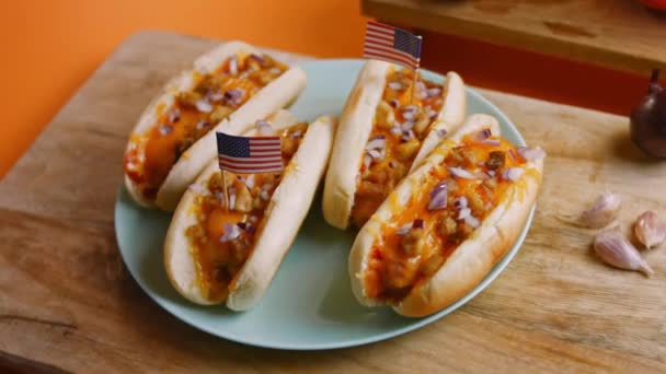 Irresistible queso chile Hot Dogs. Vídeo 4k — Vídeo de stock