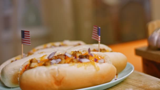 Neodolatelný chilli sýr Hot Dogs. Video 4k — Stock video