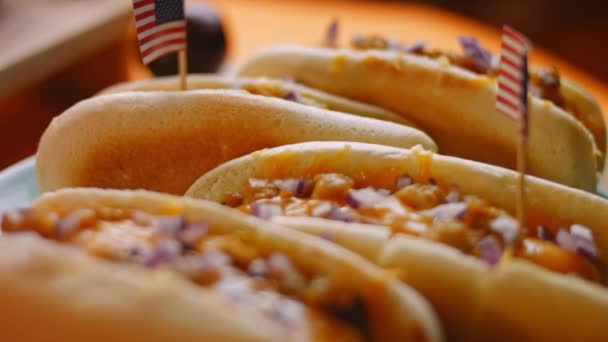 Queijo chili irresistível Hot Dogs. 4k vídeo — Vídeo de Stock