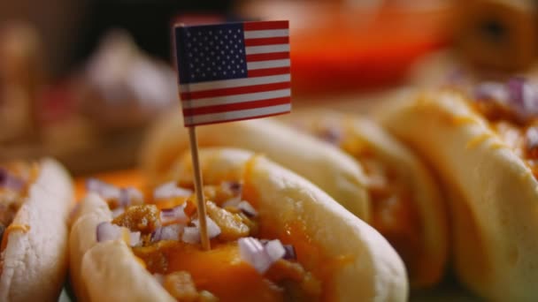 Neodolatelný chilli sýr Hot Dogs. Video 4k — Stock video