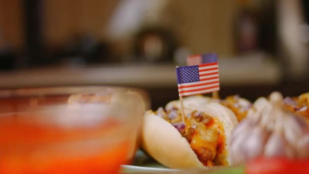 Queijo chili irresistível Hot Dogs. 4k vídeo — Vídeo de Stock