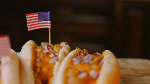 Onweerstaanbare chili kaas Hot Dogs. 4k video — Stockvideo