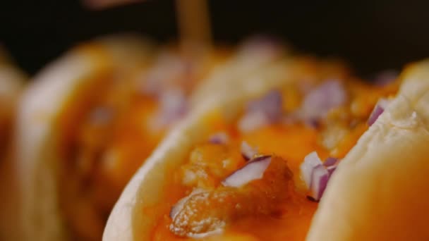 Queijo chili irresistível Hot Dogs. 4k vídeo — Vídeo de Stock