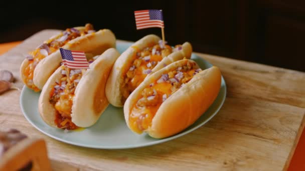 Onweerstaanbare chili kaas Hot Dogs. 4k video — Stockvideo