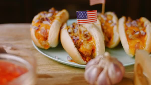 Hot Dogs au fromage chili irrésistible. Vidéo 4k — Video