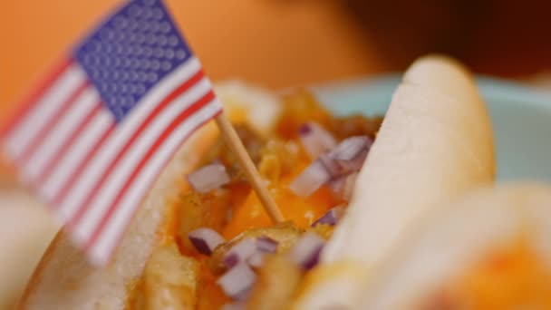 Hot Dogs au fromage chili irrésistible. Vidéo 4k — Video