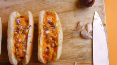 Karşı konulmaz acılı sosisli sandviçler. 4k video
