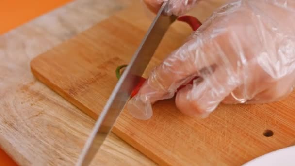 Pelar una calabaza, rallarla y exprimir el jugo. Salsa de chile casera. Vídeo 4k — Vídeos de Stock