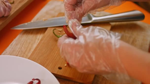 Obrać dynię, zetrzeć i ścisnąć sok. Domowy sos chili. 4k wideo — Wideo stockowe