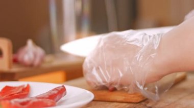 Kabağı soy, rendele ve suyunu sık. Ev yapımı acı biber sosu. 4k video