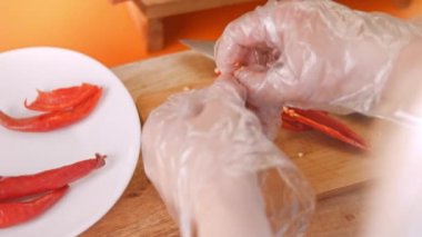 Kabağı soy, rendele ve suyunu sık. Ev yapımı acı biber sosu. 4k video