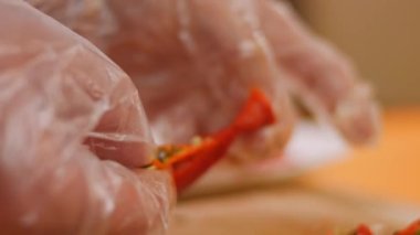 Kabağı soy, rendele ve suyunu sık. Ev yapımı acı biber sosu. 4k video