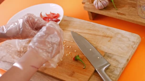 Obrać dynię, zetrzeć i ścisnąć sok. Domowy sos chili. 4k wideo — Wideo stockowe