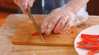 Kabağı soy, rendele ve suyunu sık. Ev yapımı acı biber sosu. 4k video