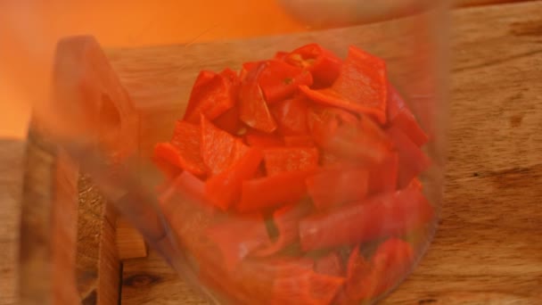 Je cuisine les ingrédients pour la sauce chili. Sauce chili maison. Vidéo 4k — Video