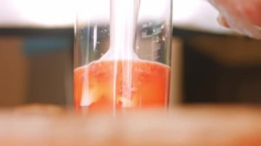 Biber sosu ile blendırın malzemelerini karıştır. Ev yapımı acı biber sosu. 4k video