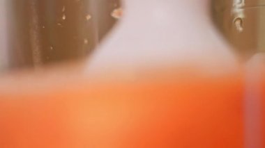 Biber sosu ile blendırın malzemelerini karıştır. Ev yapımı acı biber sosu. 4k video