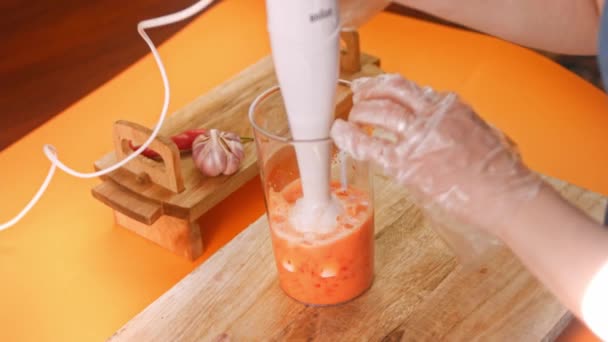 Mezcle los ingredientes para la salsa de chile con la licuadora. Salsa de chile casera. Vídeo 4k — Vídeo de stock