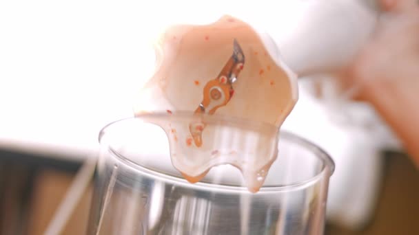 Wymieszać składniki do sosu chili z blenderem. Domowy sos chili. 4k wideo — Wideo stockowe