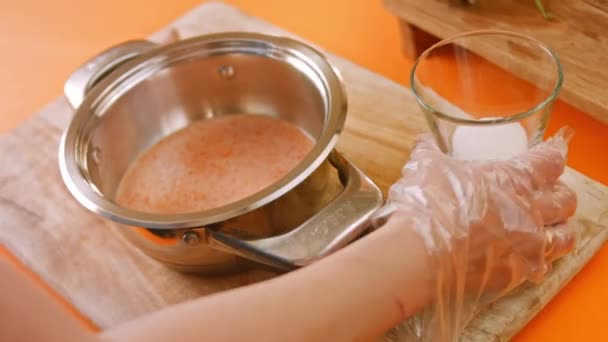 Cozinho os ingredientes para molho de pimenta. Molho de pimenta caseiro. 4k vídeo — Vídeo de Stock