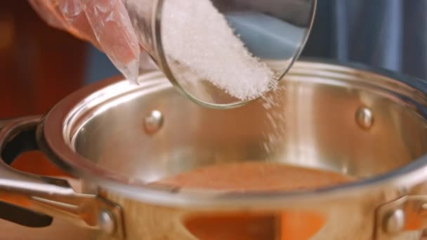Verser le sucre d'un verre transparent sur les ingrédients de la sauce chili. Sauce chili maison. Vidéo 4k — Video