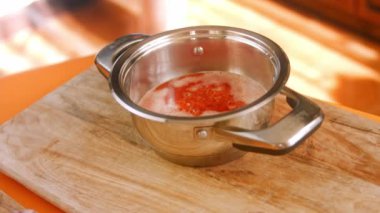 Biber sosu için malzemeleri pişiriyorum. Ev yapımı acı biber sosu. 4k video