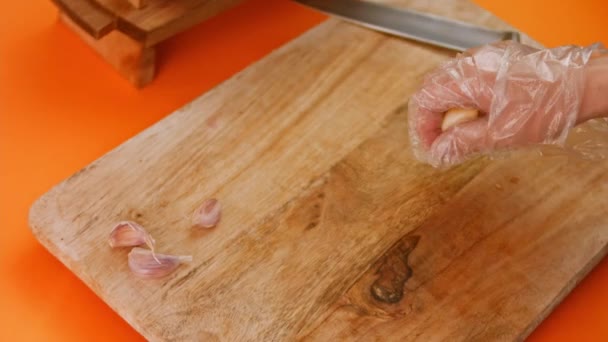 Przygotowuję i mielę czosnek. Domowy sos chili. 4k wideo — Wideo stockowe