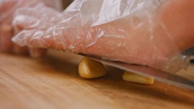 Sarımsağı hazırlayıp öğütüyorum. Ev yapımı acı biber sosu. 4k video