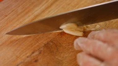 Sarımsağı hazırlayıp öğütüyorum. Ev yapımı acı biber sosu. 4k video