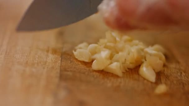 Preparo e macino l'aglio. Salsa al peperoncino fatta in casa. 4k video — Video Stock