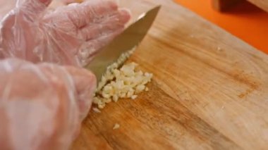 Sarımsağı hazırlayıp öğütüyorum. Ev yapımı acı biber sosu. 4k video