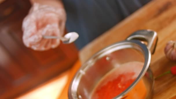 Přidám lžíci soli do ingrediencí na chilli omáčku. Domácí chilli omáčka. Video 4k — Stock video