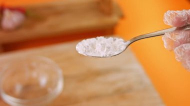 Biber sosu için malzemeleri pişiriyorum. Ev yapımı acı biber sosu. 4k video