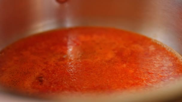 Cocino los ingredientes para la salsa de chile. Salsa de chile casera. Vídeo 4k — Vídeos de Stock