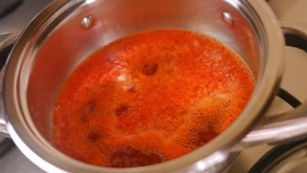 Я готовлю ингредиенты для соуса чили. Домашний соус чили. 4k видео — стоковое видео