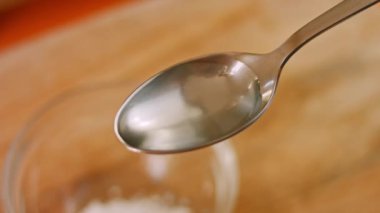 Biber sosu için malzemeleri pişiriyorum. Ev yapımı acı biber sosu. 4k video