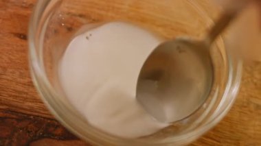 Biber sosu için malzemeleri pişiriyorum. Ev yapımı acı biber sosu. 4k video