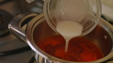 Biber sosu malzemelerini kaynatın ve mısır nişastası ekleyin. Ev yapımı acı biber sosu. 4k video